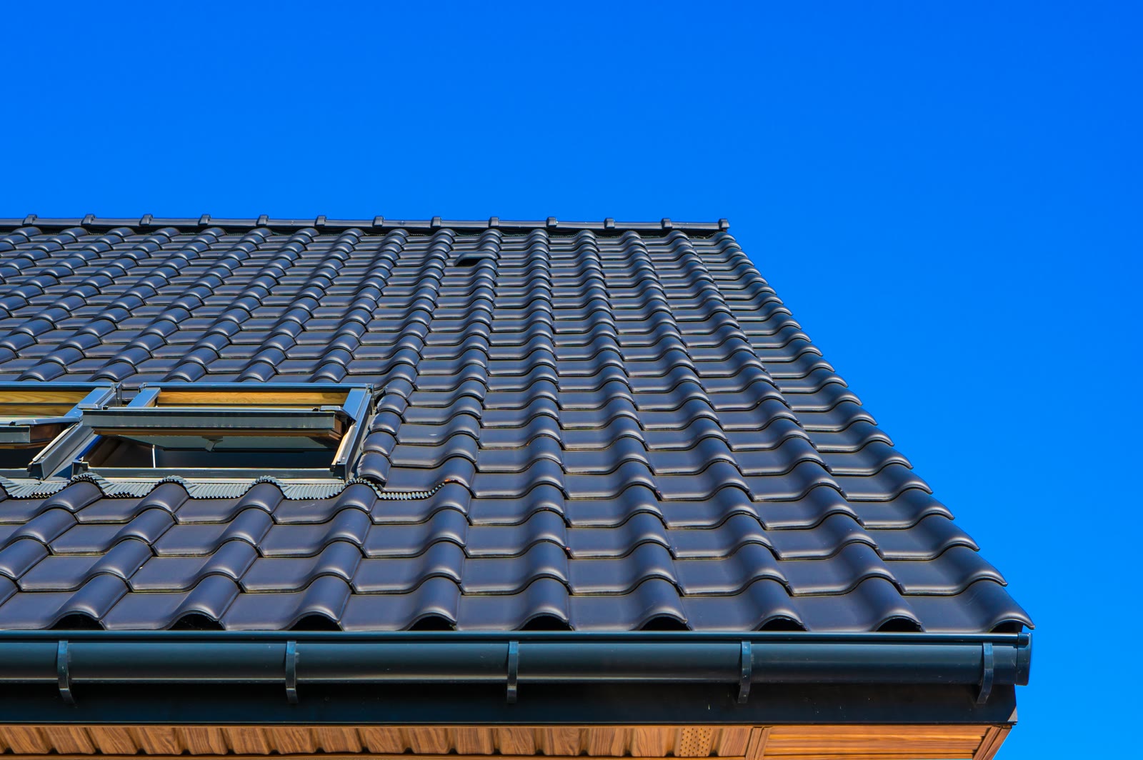 Pose d’une fenêtre de toit Velux apportant de la lumière dans les combles