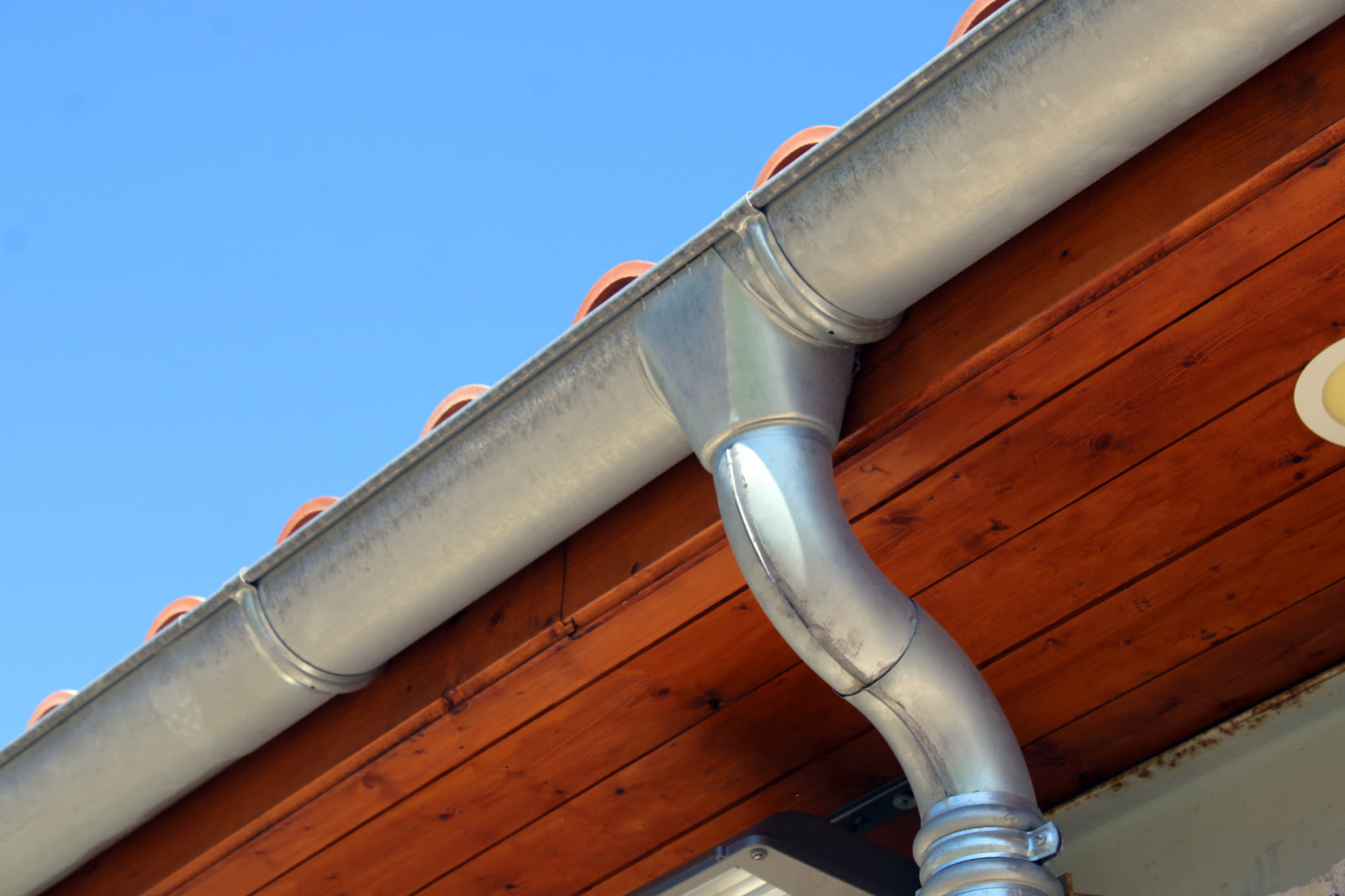 Travaux de zinguerie : gouttières et zinc façonnés sur mesure