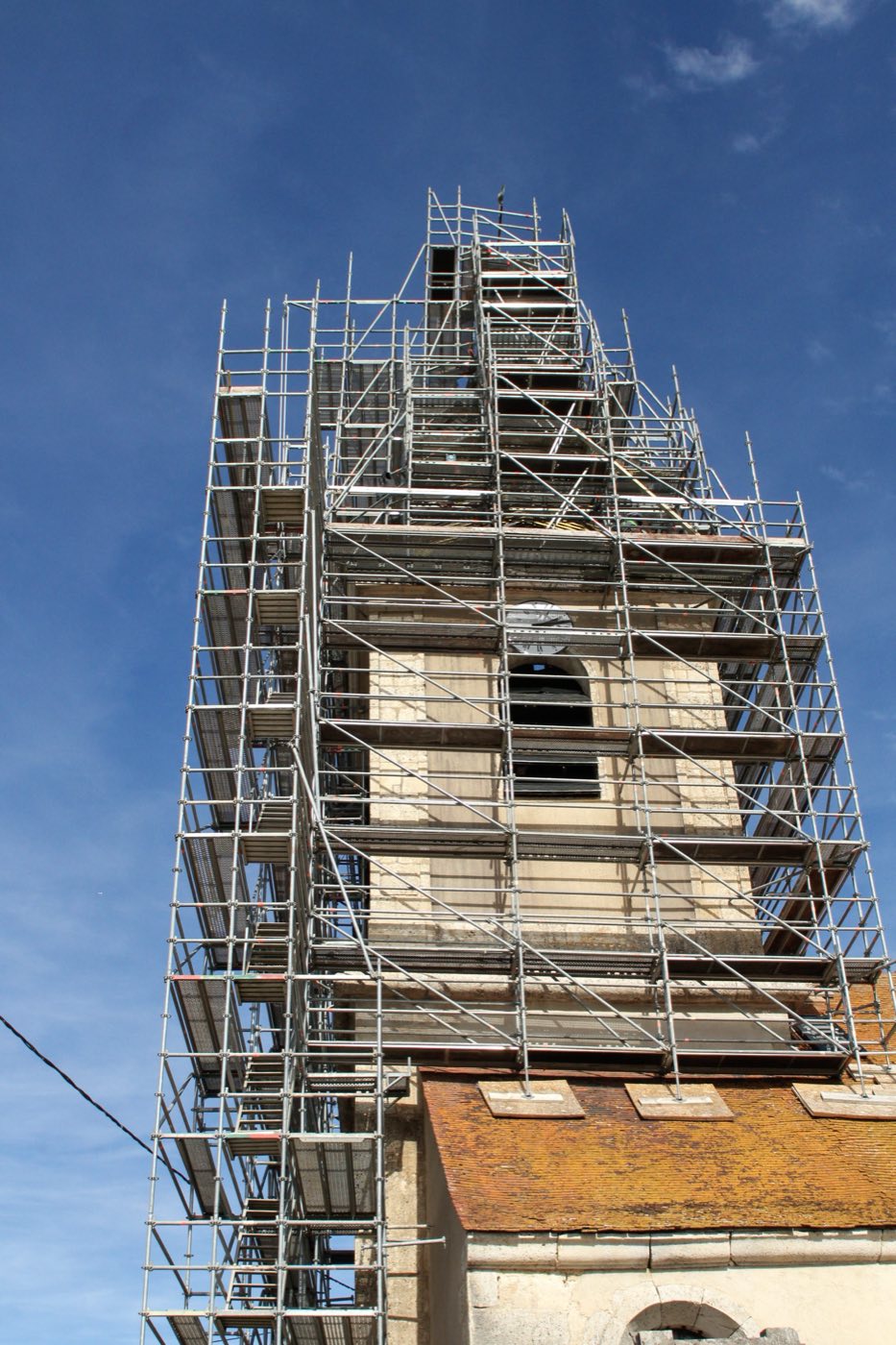 Échafaudage monté autour du clocher pour la restauration de la couverture