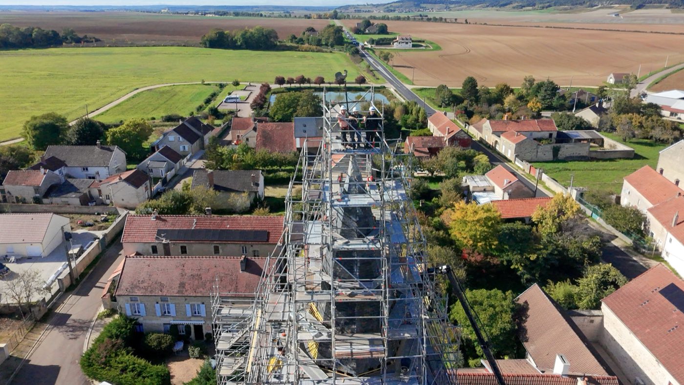 Couvreur posant la couverture neuve de la toiture de l’église