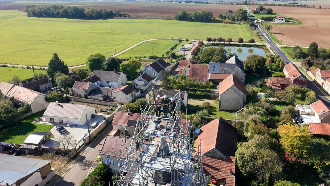 L’équipe de la SARL Sambrotta Nino, couvreurs charpentiers dans le Pays Châtillonnais