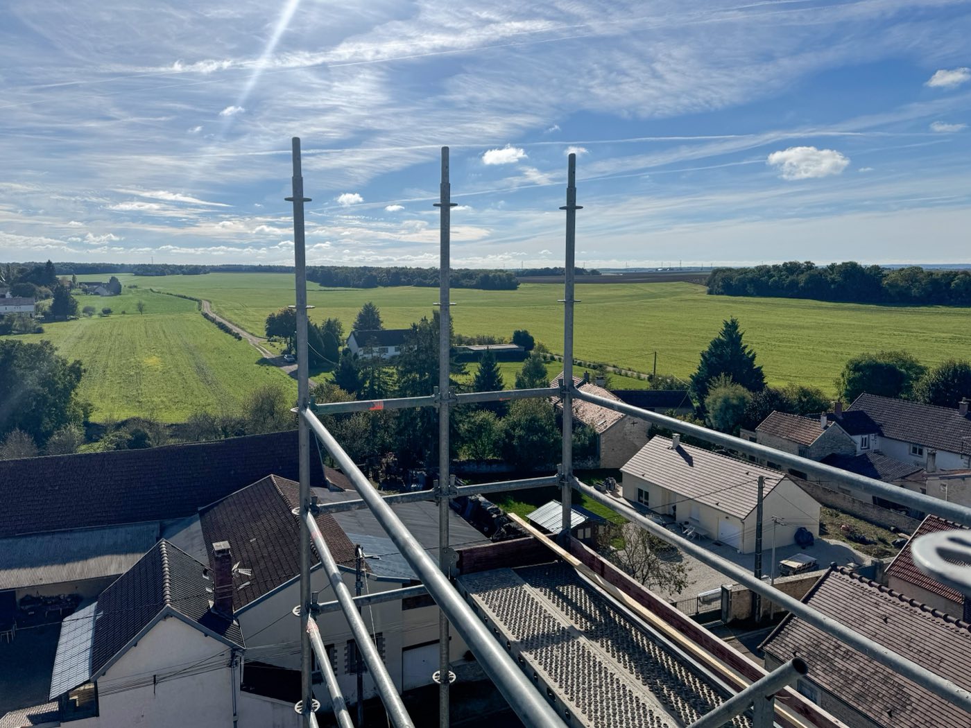 Rénovation du clocher de l’église avec échafaudage dans le Pays Châtillonnais