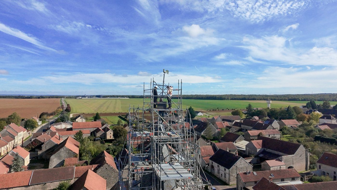 Travaux de couverture en cours sur le clocher par le couvreur charpentier