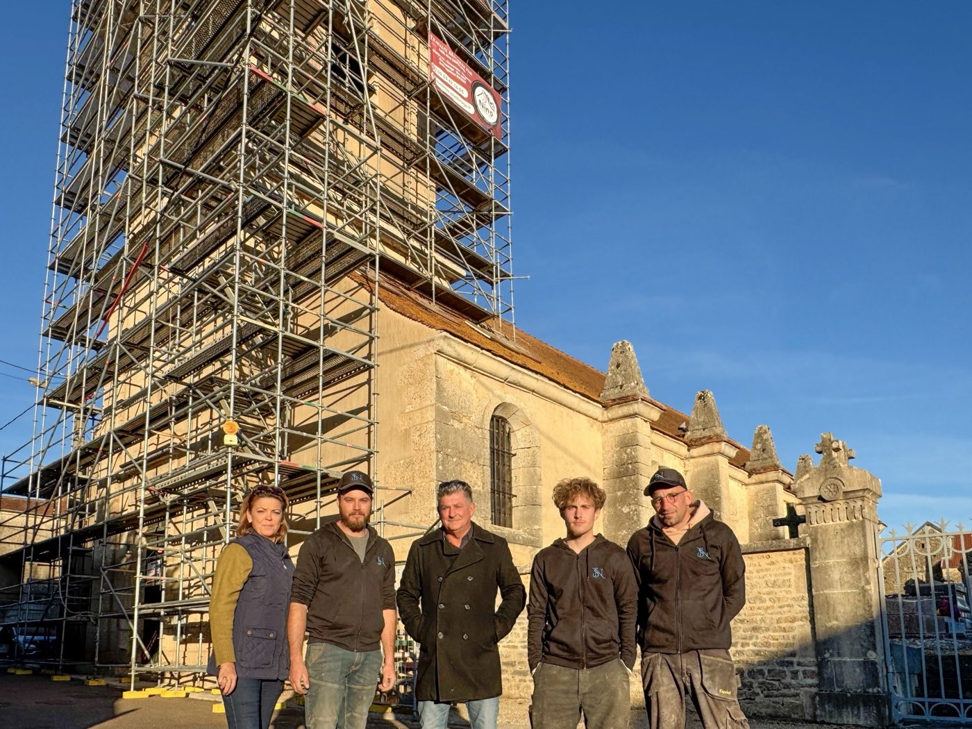 Vue aérienne du chantier de couverture du clocher de l’église