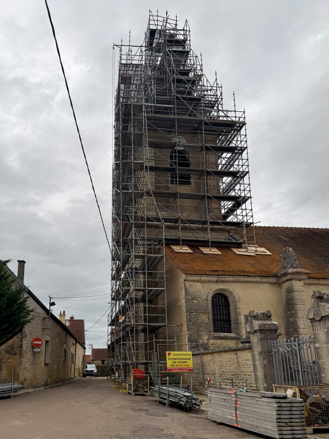Vue aérienne du clocher de l’église après réfection de la couverture