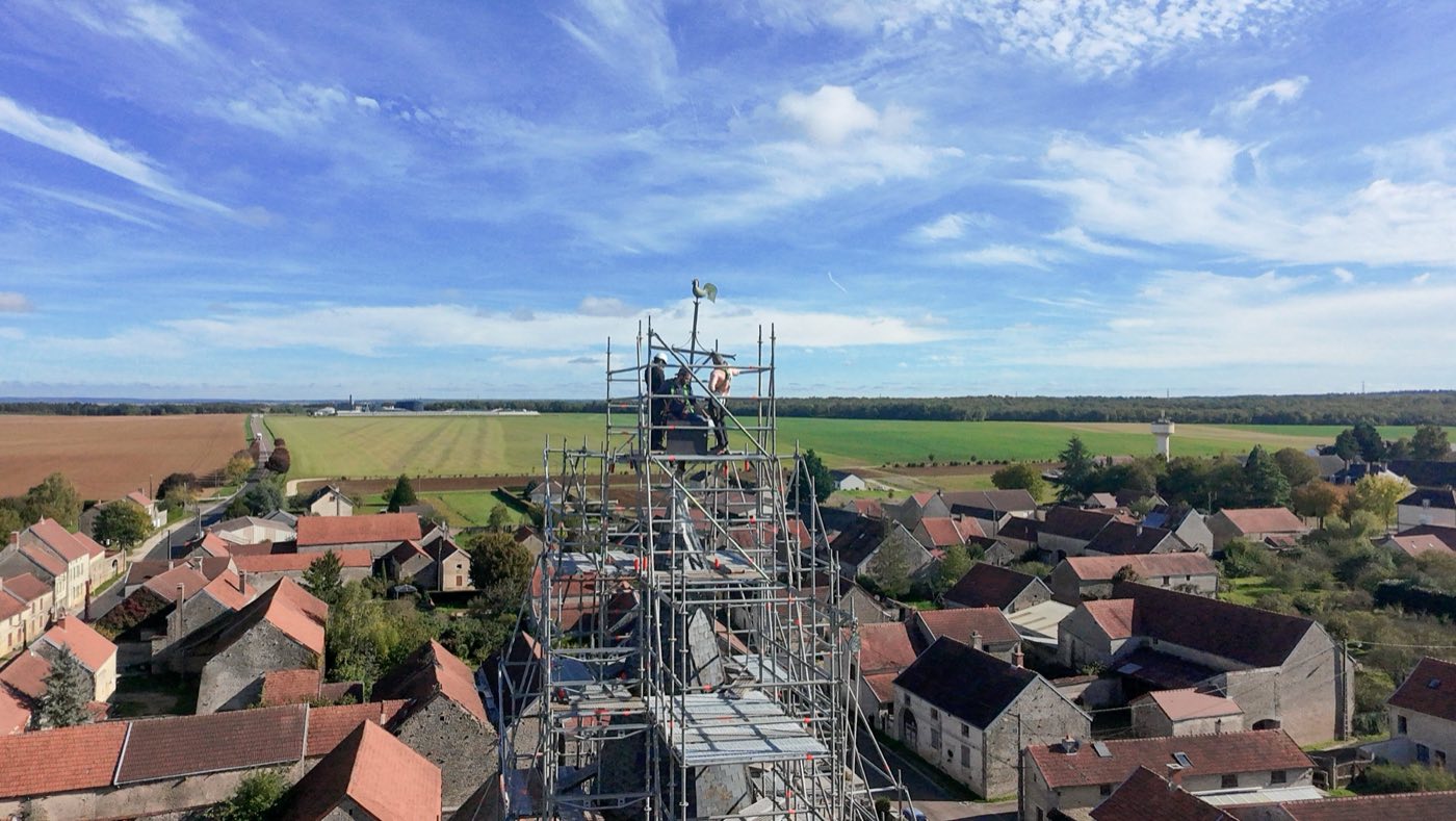 Vue aérienne de la restauration du clocher de l’église