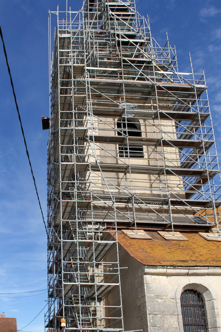 Prise de vue par drone du clocher de l’église dans le Pays Châtillonnais